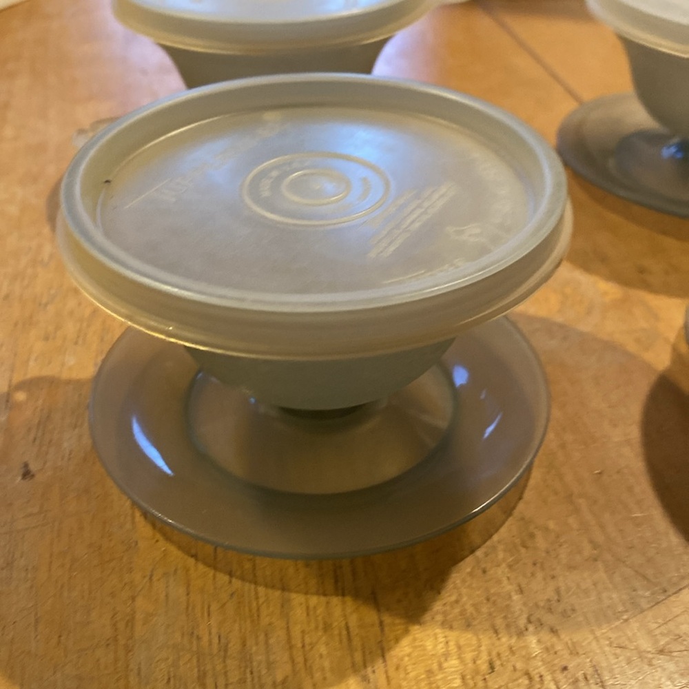 Vintage set of 6 1970’s Tupperware pudding/desert cups with lids